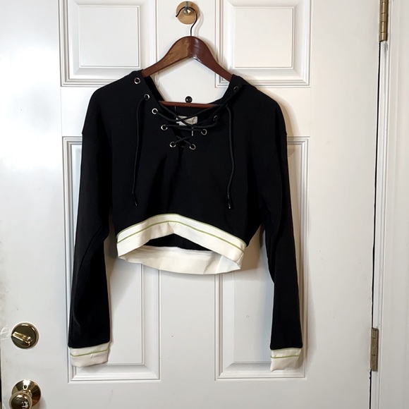 Lovers + Friends Katarina Cropped Hoodie NWT Black - Picture 2 of 7